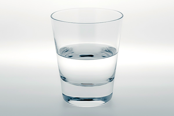 Is the glass half full or empty? コップに入っている水・・・半分空?半分いっぱい?