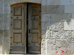 「Can you close the door(ドアを閉めてくれますか?)」のより丁寧な言い方
