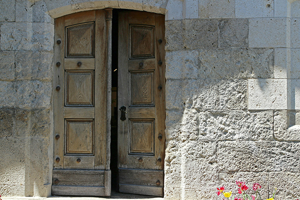 「Can you close the door(ドアを閉めてくれますか?)」のより丁寧な言い方
