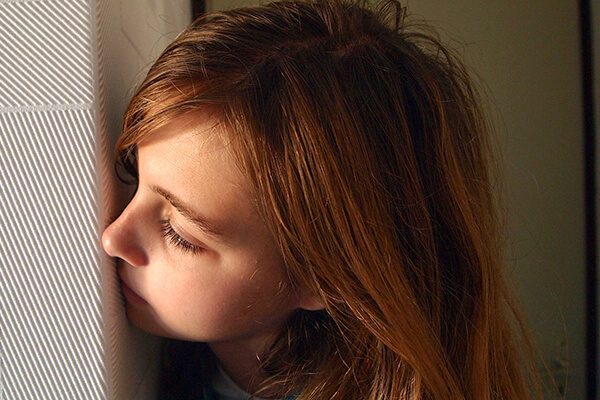 「様子を見る」を意味する英表現