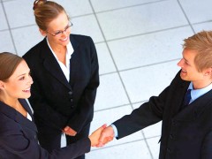 英語で「よろしくお願いします」は直訳できない?