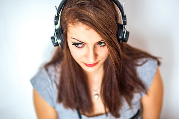 「Hear」と「Listen」の違いと使い分け