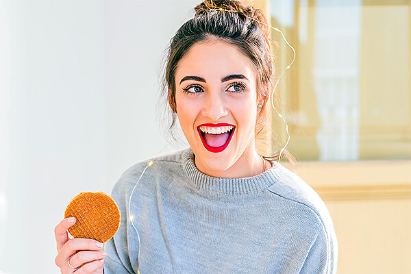 「軽く食事をする」や「軽食をとる」を自然な英語で