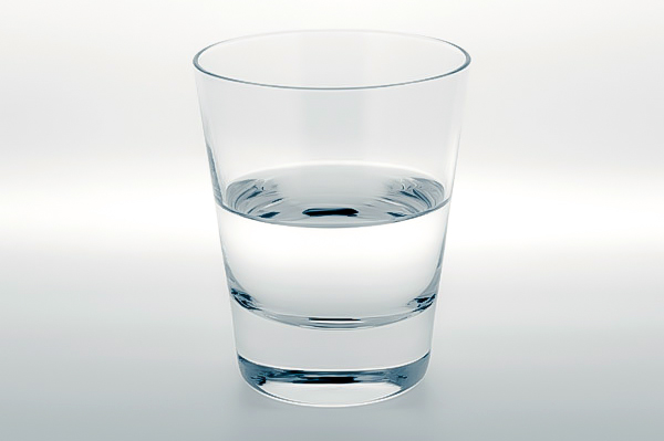 Is the glass half full or empty? コップに入っている水・・・半分空？半分いっぱい？